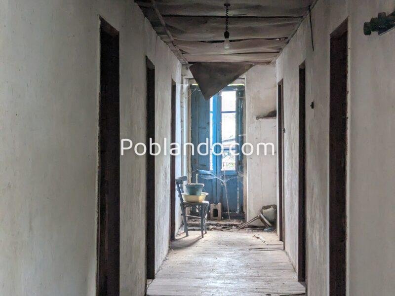 Vendo casa a reformar viene con una cabarca de piedra en ruinas y dos terrenos de unos 3000 metros tiene luz agua y un pozo de agua todo a reformar o esta habitable