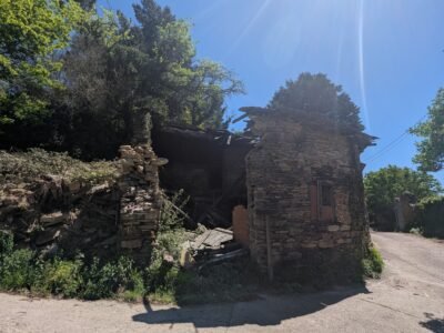 Vendo casa a reformar viene con una cabarca de piedra en ruinas y dos terrenos de unos 3000 metros tiene luz agua y un pozo de agua todo a reformar o esta habitable