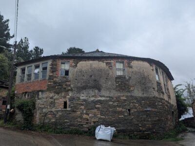 Vendo casa a reformar viene con una cabarca de piedra en ruinas y dos terrenos de unos 3000 metros tiene luz agua y un pozo de agua todo a reformar o esta habitable