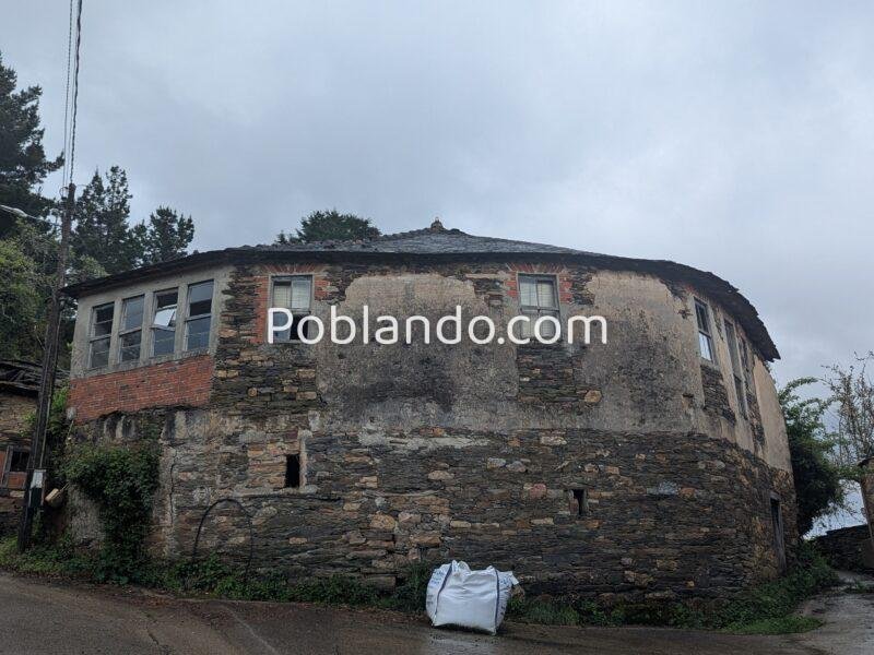 Vendo casa a reformar viene con una cabarca de piedra en ruinas y dos terrenos de unos 3000 metros tiene luz agua y un pozo de agua todo a reformar o esta habitable