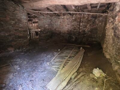 Vendo casa a reformar viene con una cabarca de piedra en ruinas y dos terrenos de unos 3000 metros tiene luz agua y un pozo de agua todo a reformar o esta habitable