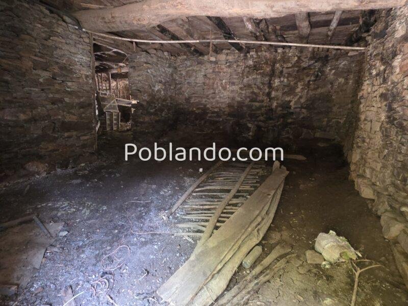 Vendo casa a reformar viene con una cabarca de piedra en ruinas y dos terrenos de unos 3000 metros tiene luz agua y un pozo de agua todo a reformar o esta habitable
