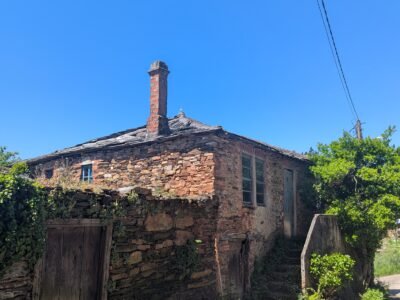 Vendo casa a reformar viene con una cabarca de piedra en ruinas y dos terrenos de unos 3000 metros tiene luz agua y un pozo de agua todo a reformar o esta habitable