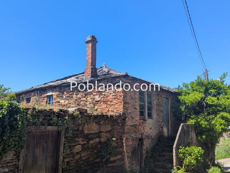 Vendo casa a reformar viene con una cabarca de piedra en ruinas y dos terrenos de unos 3000 metros tiene luz agua y un pozo de agua todo a reformar o esta habitable