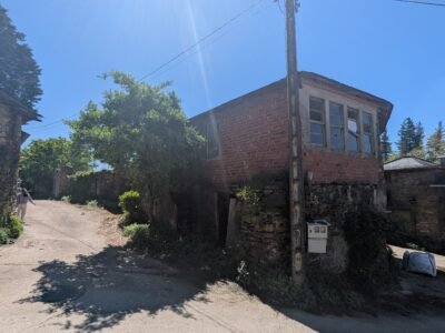 Vendo casa a reformar viene con una cabarca de piedra en ruinas y dos terrenos de unos 3000 metros tiene luz agua y un pozo de agua todo a reformar o esta habitable