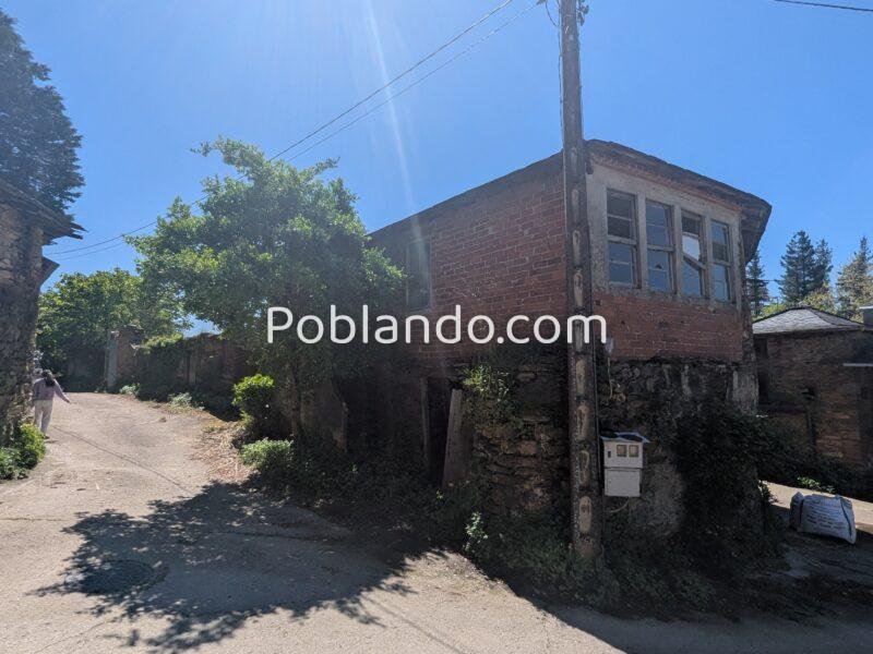 Vendo casa a reformar viene con una cabarca de piedra en ruinas y dos terrenos de unos 3000 metros tiene luz agua y un pozo de agua todo a reformar o esta habitable