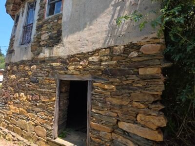 Vendo casa a reformar viene con una cabarca de piedra en ruinas y dos terrenos de unos 3000 metros tiene luz agua y un pozo de agua todo a reformar o esta habitable
