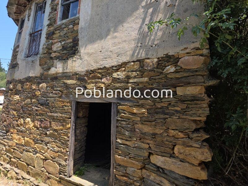 Vendo casa a reformar viene con una cabarca de piedra en ruinas y dos terrenos de unos 3000 metros tiene luz agua y un pozo de agua todo a reformar o esta habitable