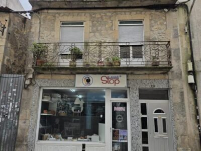 EDIFICIO EN PLENO CENTRO DE A GUARDA - 2 VIVIENDAS Y LOCAL COMERCIAL CON MÚLTIPLES POSIBILIDADES