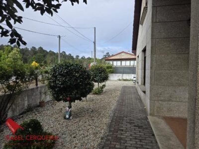 CASA DE PIEDRA EN TOMIÑO | 181 M², 4 DORMITORIOS Y AMPLIO JARDÍN PRIVADO