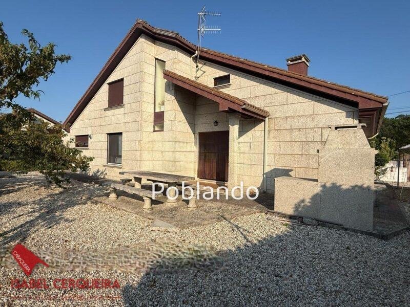 CASA DE PIEDRA EN TOMIÑO | 181 M², 4 DORMITORIOS Y AMPLIO JARDÍN PRIVADO