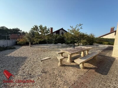 CASA DE PIEDRA EN TOMIÑO | 181 M², 4 DORMITORIOS Y AMPLIO JARDÍN PRIVADO