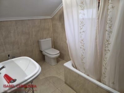 CASA DE PIEDRA EN TOMIÑO | 181 M², 4 DORMITORIOS Y AMPLIO JARDÍN PRIVADO