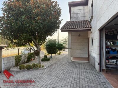 CASA DE PIEDRA EN TOMIÑO | 181 M², 4 DORMITORIOS Y AMPLIO JARDÍN PRIVADO