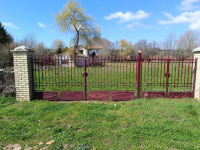 Finca de 8000m2 con casa, molino y canal de riego propio.