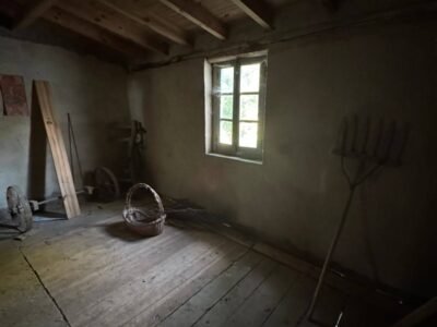 Finca de 8000m2 con casa, molino y canal de riego propio.