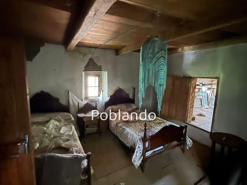 Finca de 8000m2 con casa, molino y canal de riego propio.