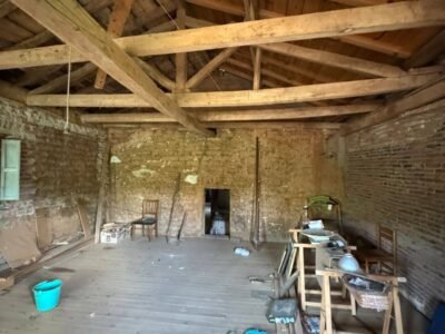 Finca de 8000m2 con casa, molino y canal de riego propio.