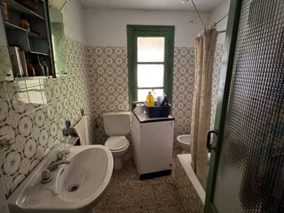 Finca de 8000m2 con casa, molino y canal de riego propio.