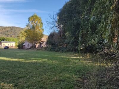 Finca de 8000m2 con casa, molino y canal de riego propio.
