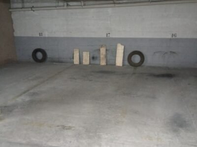 Se alquila plaza de garaje para coche pequeño o moto en edifico sito en C/ Buen Maestro, Nº 4. Plaza de garaje número 17