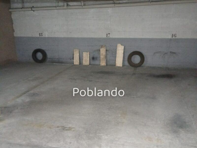 Se alquila plaza de garaje para coche pequeño o moto en edifico sito en C/ Buen Maestro, Nº 4. Plaza de garaje número 17