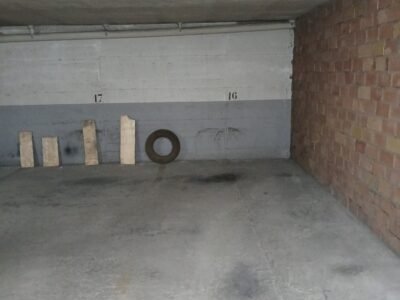 Se alquila plaza de garaje para coche pequeño o moto en edifico sito en C/ Buen Maestro, Nº 4. Plaza de garaje número 17