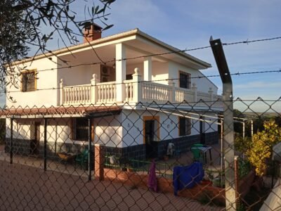 Finca rústica de 6 hectáreas con casa, piscina y 250 olivos, a 300 metros del pueblo