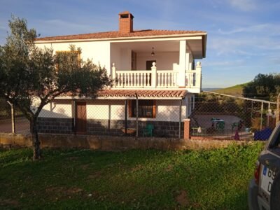 Finca rústica de 6 hectáreas con casa, piscina y 250 olivos, a 300 metros del pueblo