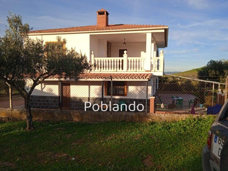 Finca rústica de 6 hectáreas con casa, piscina y 250 olivos, a 300 metros del pueblo