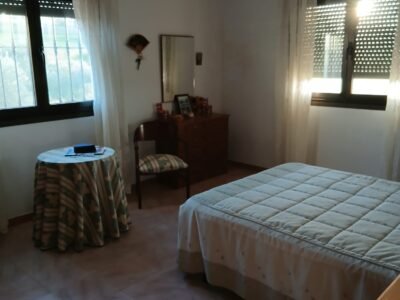 Finca rústica de 6 hectáreas con casa, piscina y 250 olivos, a 300 metros del pueblo