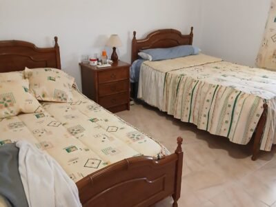 Finca rústica de 6 hectáreas con casa, piscina y 250 olivos, a 300 metros del pueblo