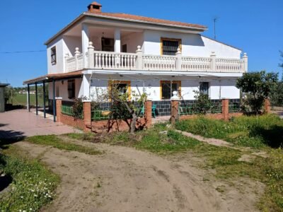 Finca rústica de 6 hectáreas con casa, piscina y 250 olivos, a 300 metros del pueblo