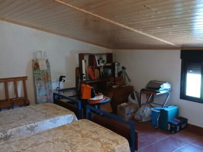 Finca rústica de 6 hectáreas con casa, piscina y 250 olivos, a 300 metros del pueblo