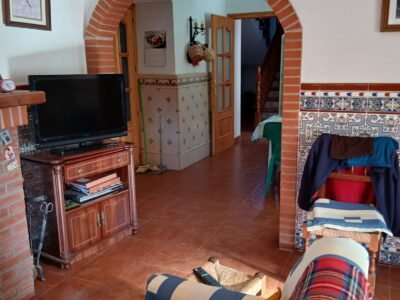 Finca rústica de 6 hectáreas con casa, piscina y 250 olivos, a 300 metros del pueblo