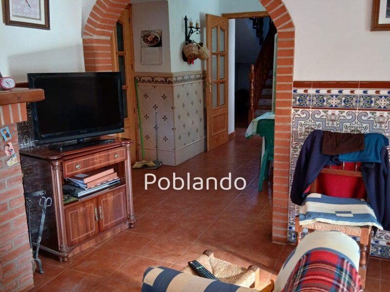 Finca rústica de 6 hectáreas con casa, piscina y 250 olivos, a 300 metros del pueblo