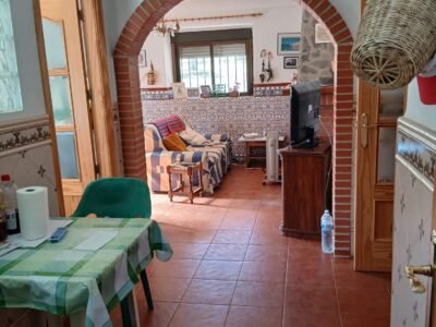 Finca rústica de 6 hectáreas con casa, piscina y 250 olivos, a 300 metros del pueblo