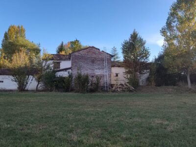 Finca de 8000m2 con casa, molino y canal de riego propio.