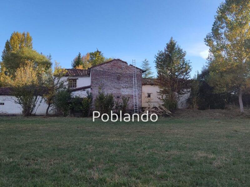 Finca de 8000m2 con casa, molino y canal de riego propio.