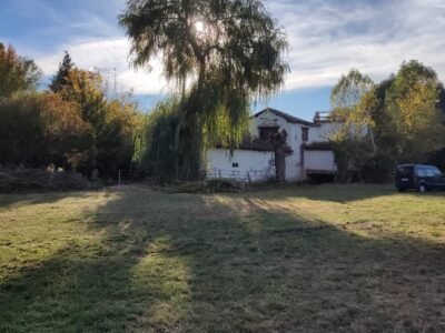 Finca de 8000m2 con casa, molino y canal de riego propio.