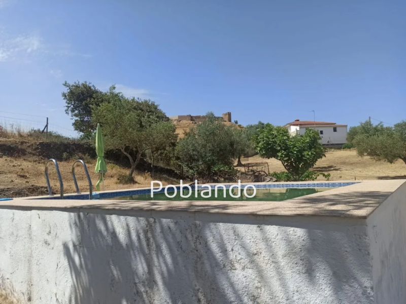 Finca rústica de 6 hectáreas con casa, piscina y 250 olivos, a 300 metros del pueblo